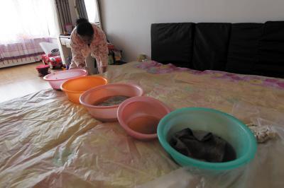 天祝楼上漏水，住户失联，小区没物管，业主维权难！律师来支招……
